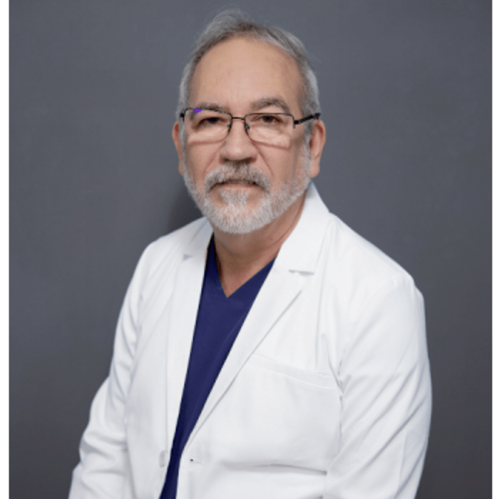 Dr. Óscar de la Garza Jiménez, board-certified anesthesiologist at Blackstones Plastic Surgery, Piedras Negras
